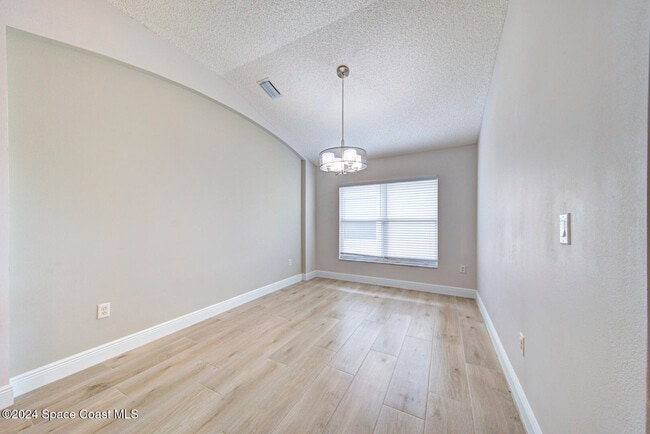 Building Photo - 1085 Sedgewood Cir