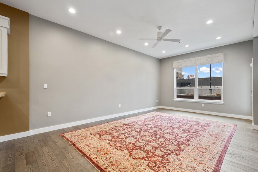 Building Photo - 350 S 200 E