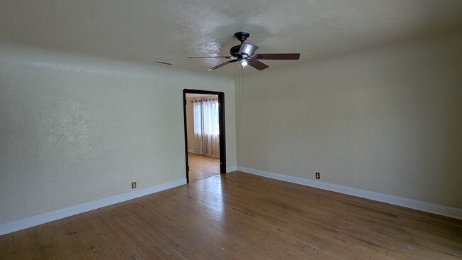 Building Photo - Beautiful 2 Bed 1.5 Bath Single Family Hom...