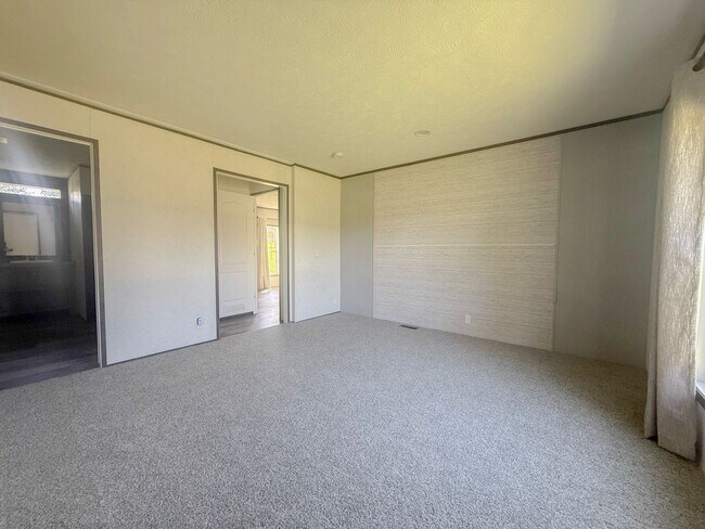 Building Photo - Spacious 4-Bedroom Home on 1 Acre in Peaceful Rickman Setting