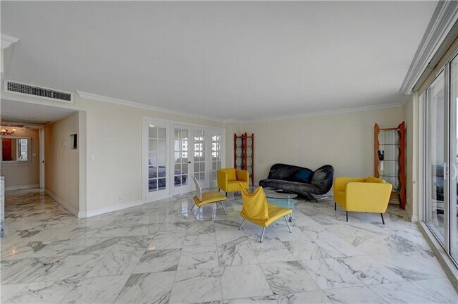 Building Photo - 2030 S Ocean Dr