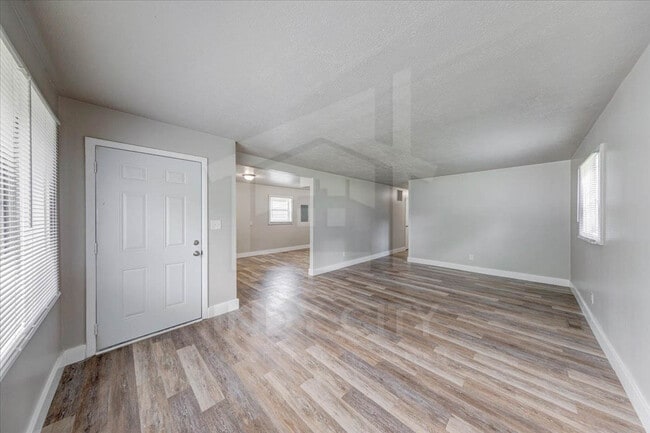Building Photo - 1565 Martin St