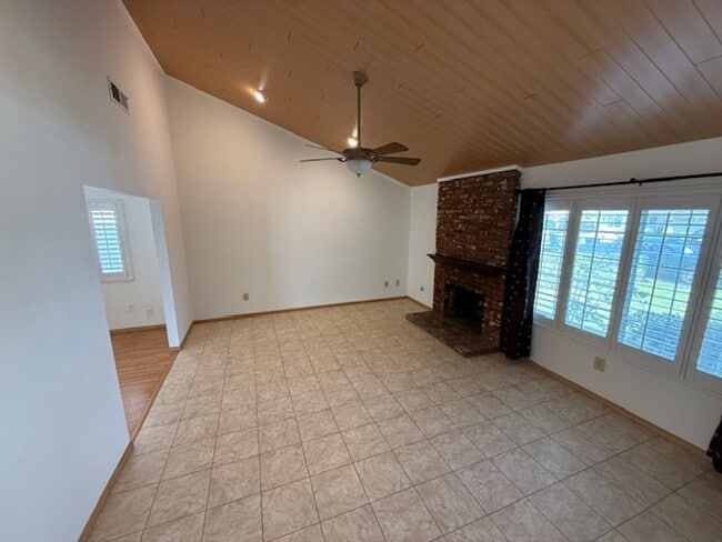 Building Photo - Charming Single-Story 3-Bedroom Home in Newhall!