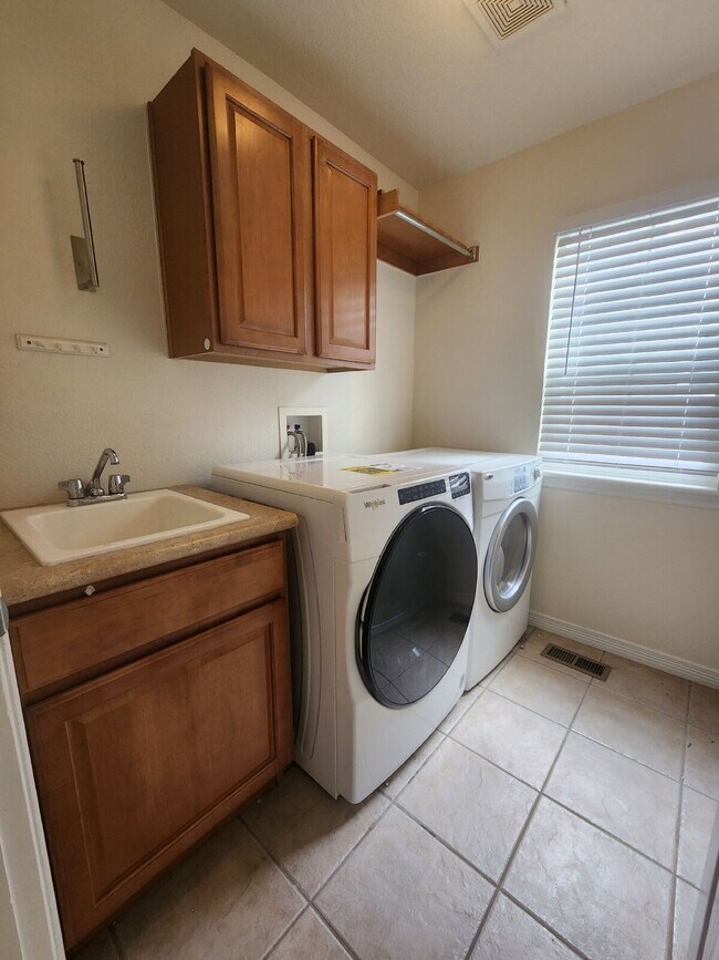 Building Photo - Beautiful 4 Bedroom Home In Beacon Point! Cherry Creek Schools!