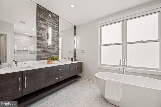 Primary Photo - 1217 Bainbridge St