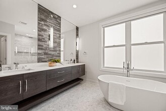 Building Photo - 1217 Bainbridge St