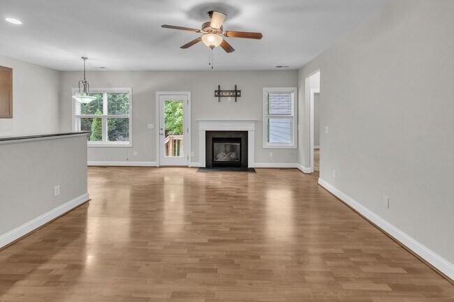 Building Photo - 3 Bedroom Home in Austin Creek! 2 Car Gara...