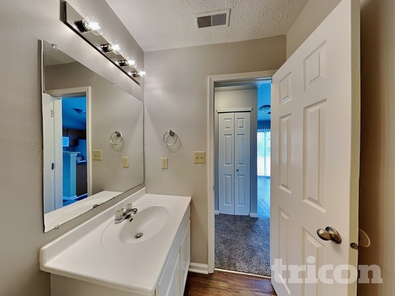 Building Photo - 5260 Pin Oak Dr