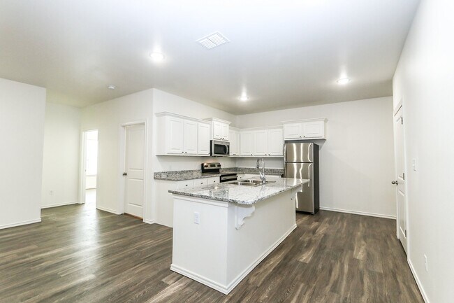 Building Photo - Beautiful Townhome