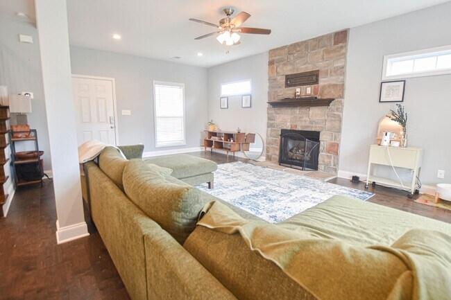 Building Photo - Pet Friendly Three Bedroom with Bonus in Rossview!