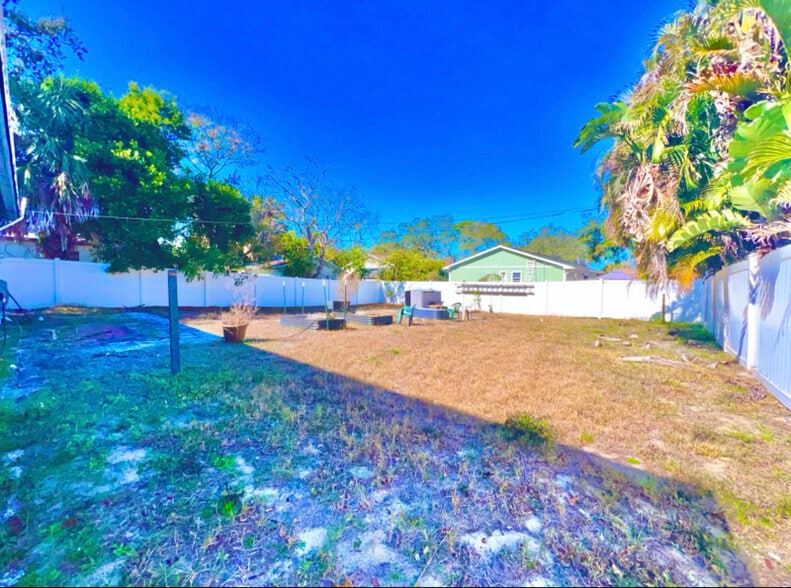 Building Photo - 707 E Spruce St