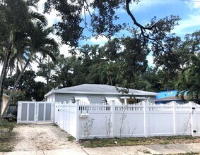 Building Photo - Charming & Private Furnished 1/1 in Croiss...