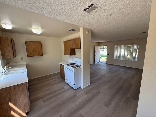 Building Photo - Beautifully Updated Camarillo Townhome