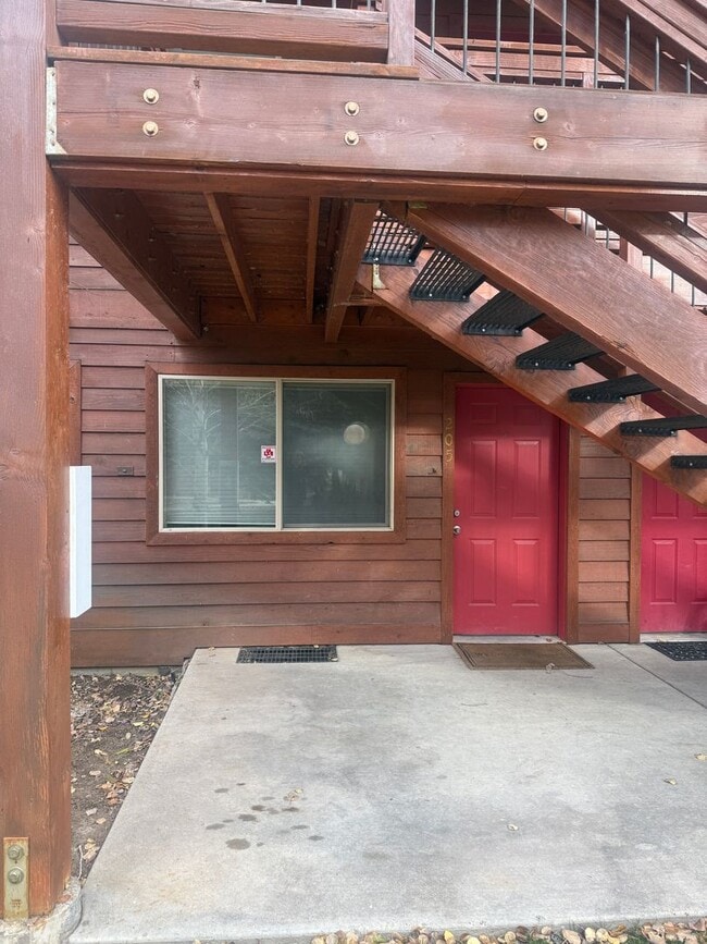 Building Photo - Ground Level Ponds Studio - Partially Furn...