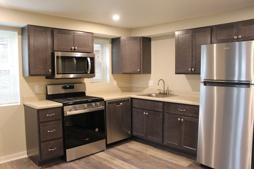 Building Photo - Brentwood Manor