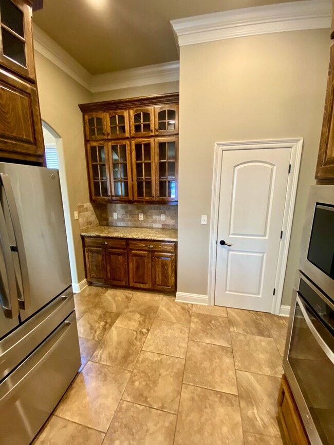 Building Photo - ** AVAILABLE JUNE 1ST ** STUNNING 4/3.5 IN...