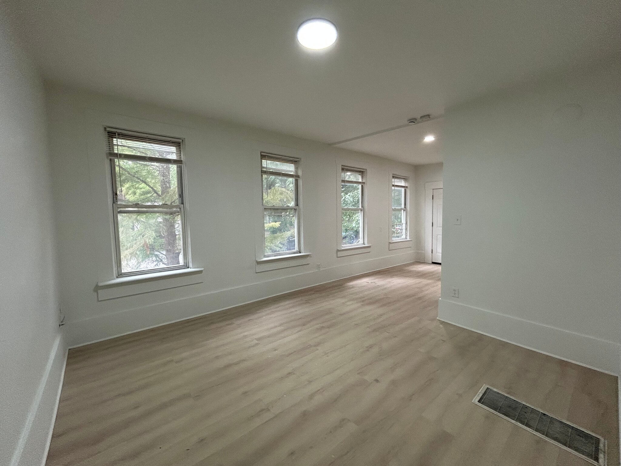 Building Photo - 2301 N Leavitt St