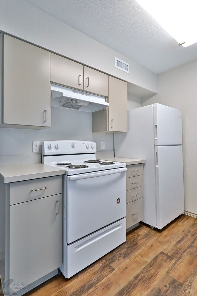 Building Photo - Newly Remodeled South Abilene Apartments!