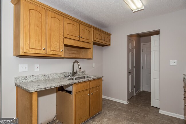 Building Photo - 70 Savoy Park Dr