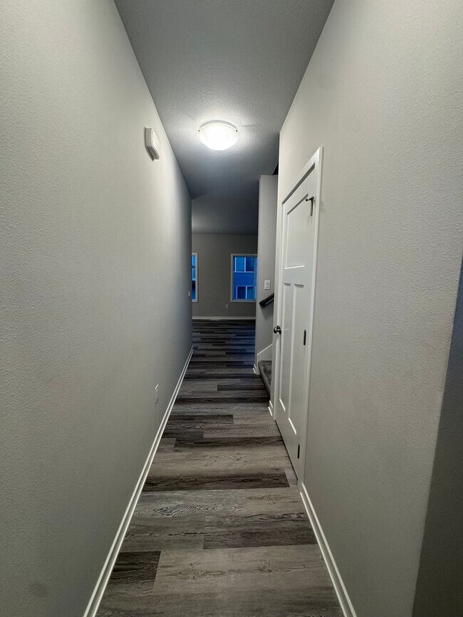 Building Photo - FREE RENT SPECIAL!  3 bedroom 2.5 bath Sin...