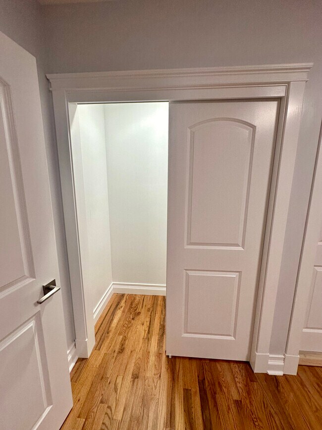 Building Photo - 2308 W Farwell Ave