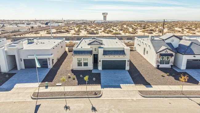 Building Photo - Beautiful East side House 4 bed-2.5 baths, part of The Overlook Casa Club that includes Swimming ...