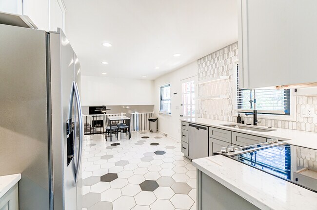 Kitchen/ Breakfast - 5321 Providence Rd
