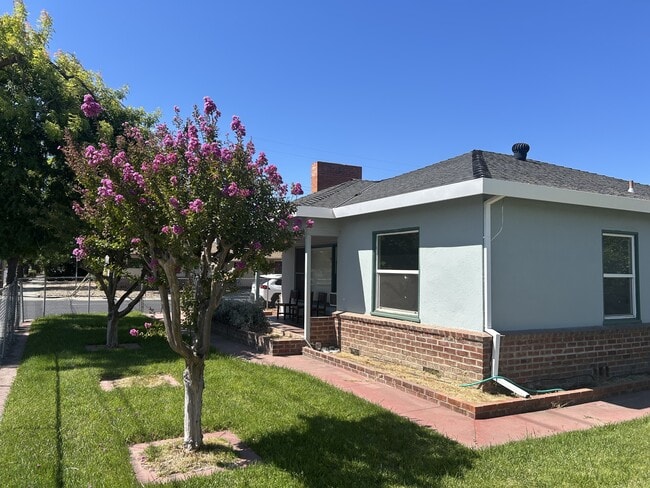 Building Photo - 1301 Higbee Dr
