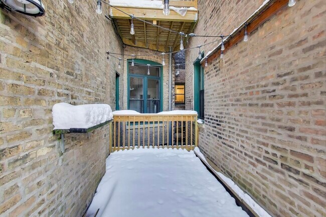 Building Photo - 1402 N La Salle Dr