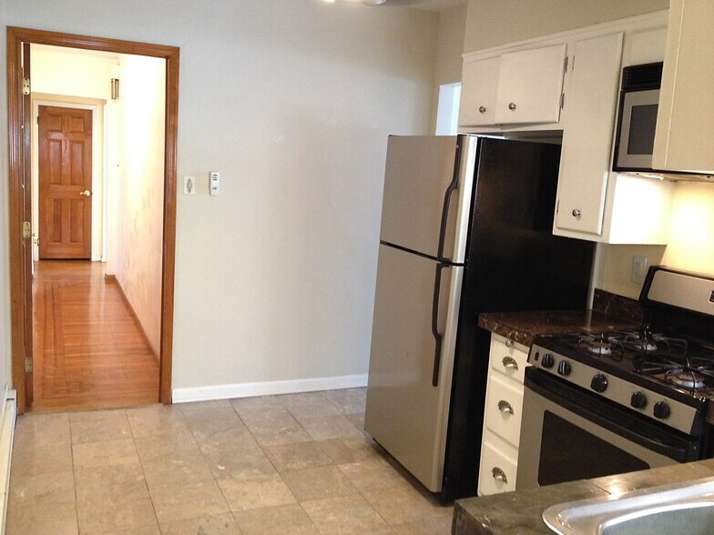 Kitchen - 425 S 46th St