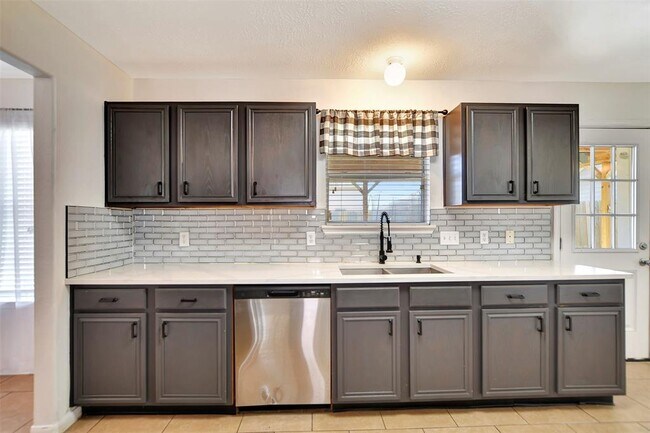 Building Photo - 1811 Adobe Falls Dr