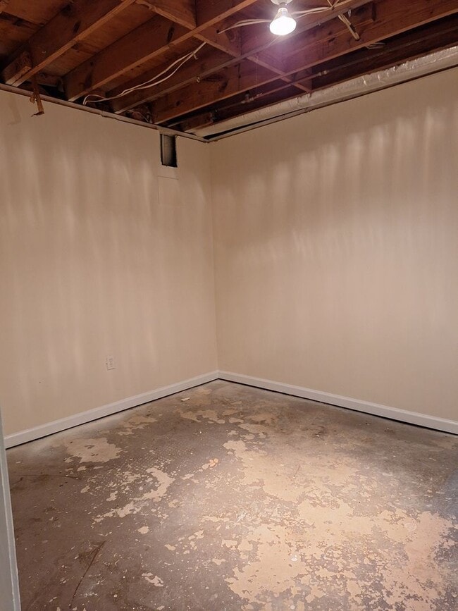 Building Photo - Large 3 Bedroom 2 Bath Ranch with Basement...
