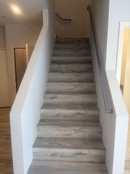 Building Photo - 14033 Riverside Dr