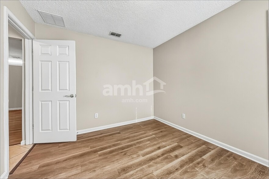 Building Photo - 9261 Redtail Dr