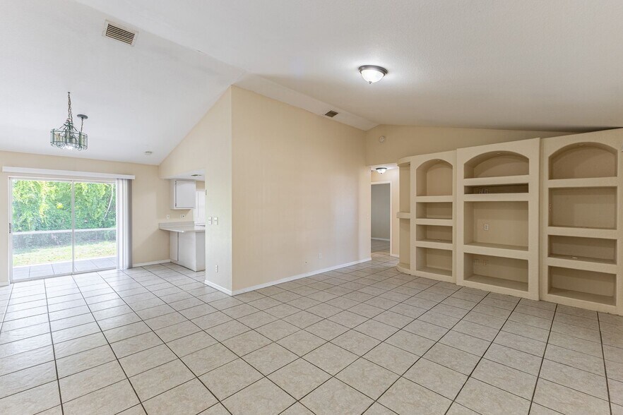 Building Photo - 3/2 Home with Garage Available NOW