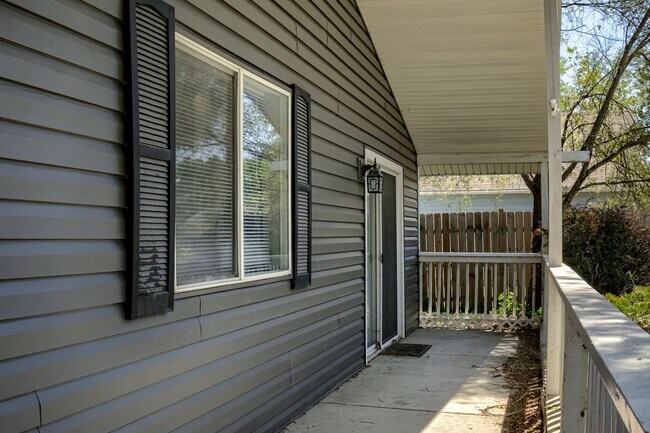 Building Photo - **$500 Move In Credit - SHORT TERM LEASE O...