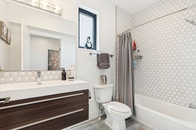 Building Photo - Fully Furnished Luxury Home In The Avenues