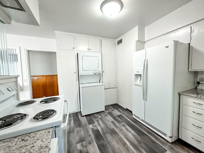 Building Photo - 3-Bedroom Home with Large Backyard!