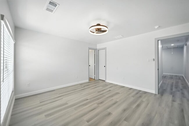 Building Photo - ***936 Elwood Duplex***