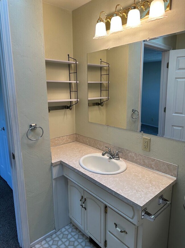 Building Photo - Large 2 bedroom 2 bathroom duplex with garage!