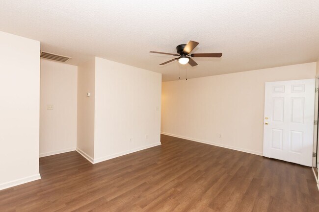 Building Photo - 241 Lakewood Dr