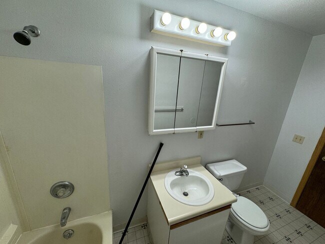 Building Photo - 2 BD, 1 BA Apartment Nestled Back on a Culd-de-Sac