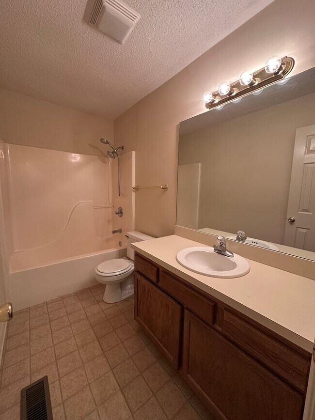Building Photo - 2 Bed, 1.5 Bath Townhome in Prime Location...