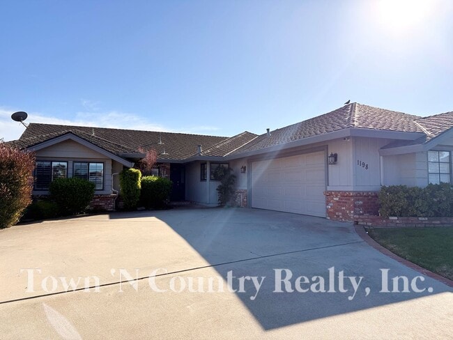 Building Photo - 1198 Loyola Dr