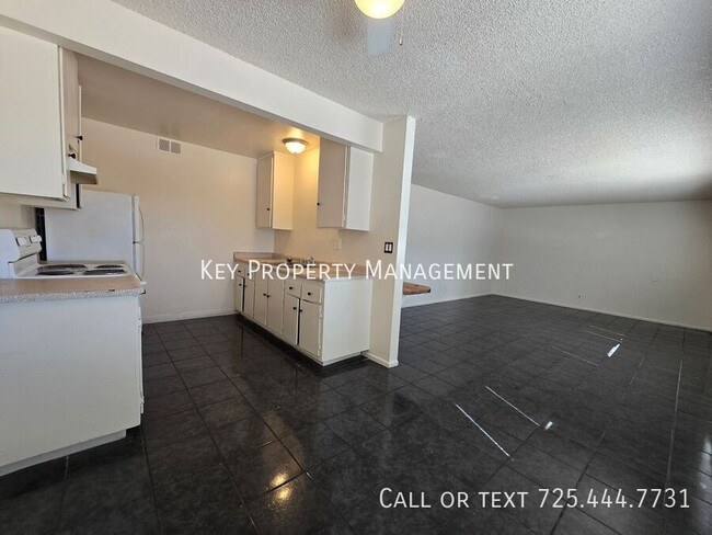 Building Photo - 2 Bedroom 1 Bath Condo Near Cheyenne and R...