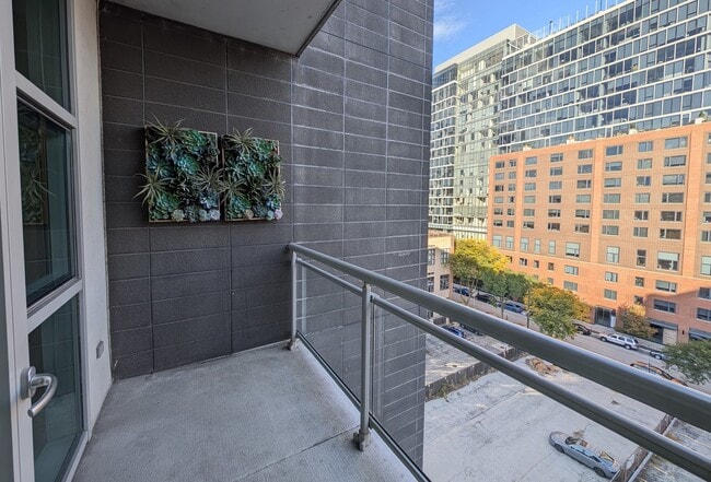Building Photo - 225 S Sangamon St