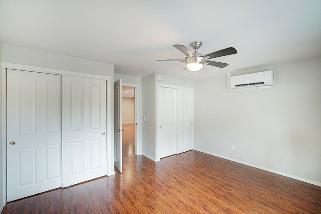 Building Photo - 2Bd/1.75Ba Kirkland Townhouse
