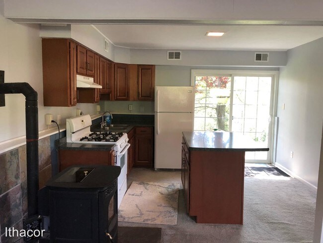 Building Photo - 562 Midline Rd