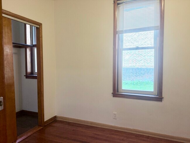 Building Photo - 1633 W 38th St