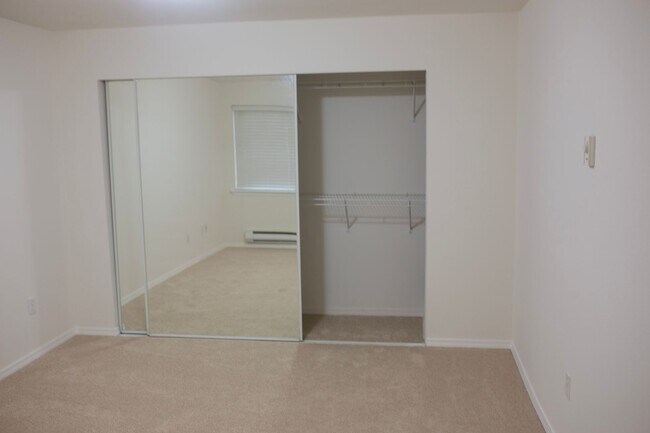 Building Photo - Two Bedroom Two Bathroom Everett Condominium